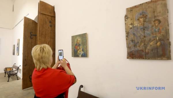 У Києво-Печерській лаврі відкрилась виставка ікон на ящиках з-під набоїв - INFBusiness