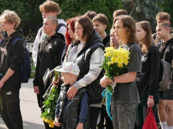 У Рівному відкрили пам`ятну дошку на честь старшого лейтенанта Сергія Савчука - INFBusiness