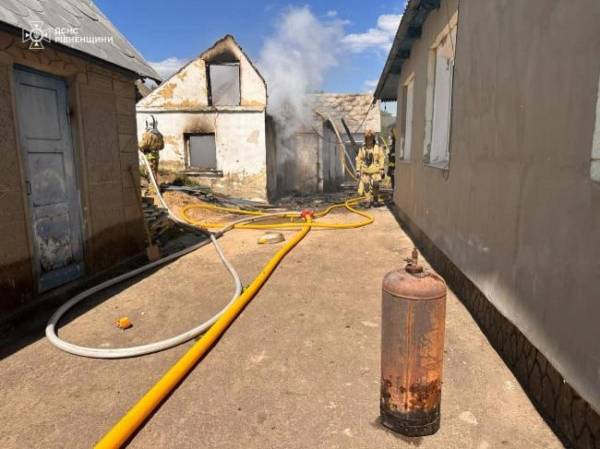 На Рівненщині рятувальники винесли газовий балон із палаючої будівлі - INFBusiness