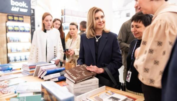 Олена Зеленська відвідала Книжковий Арсенал Фото 31.05.2024 21:37 Укрінформ Перша леді Олена Зеленська відвідала Книжковий Арсенал, який розпочав роботу 30 травня. Зокрема вона відвідала стенд, на якому представлені спалені Росією українські книги з друкарні "Фактор-друк". Олена Зеленська відвідала Книжковий Арсенал - INFBusiness