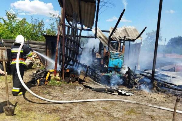 Згоріли господарські будівлі, паливо та трактор: у Вараському районі сталися дві пожежі - INFBusiness