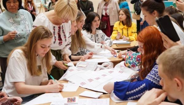 Київські студенти створили захисникам шеврони з мотивами вишиванки Бориса Грінченка - INFBusiness