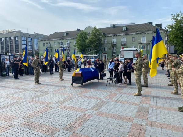 Поклав життя за незалежність: у Рівному попрощалися з Захисником України (ВІДЕО) - INFBusiness