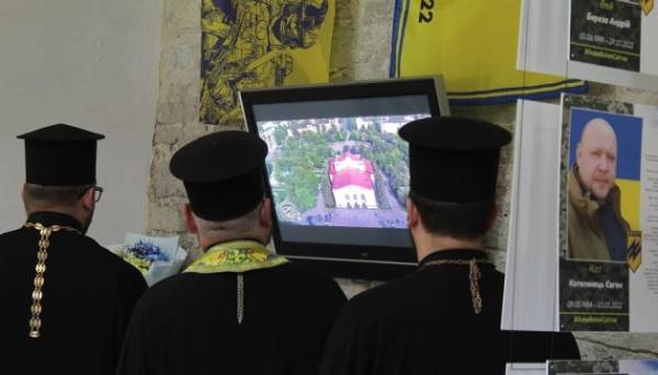У замку в Кам'янці-Подільському відкрили виставку «Азов - Янголи Маріуполя» - INFBusiness