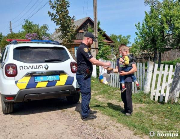 На Рокитнівщині поліцейські із гостинцями відвідали більше 40 сімей - INFBusiness