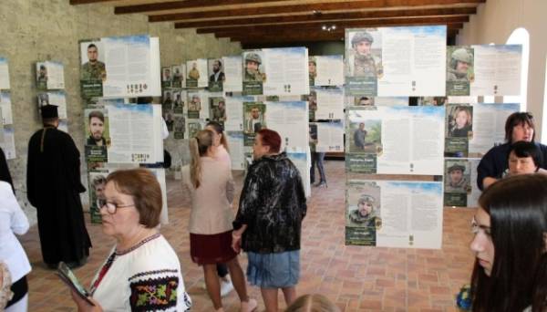 У замку в Кам'янці-Подільському відкрили виставку «Азов - Янголи Маріуполя» - INFBusiness