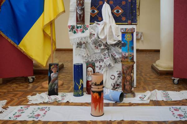 Розписані студентами гільзи стали експонатами благодійної виставки у Києві - INFBusiness