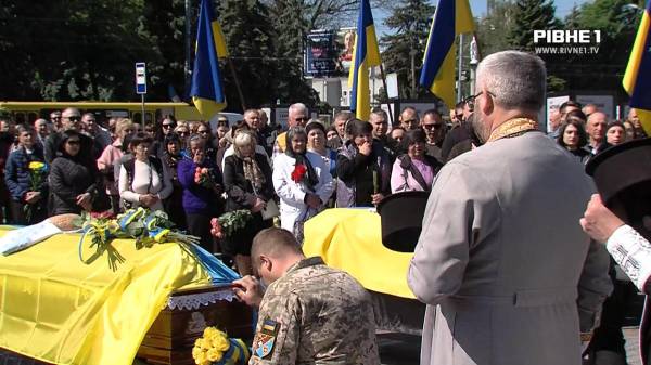 Загинули на Донецькому напрямку: у Рівному попрощалися з двома військовими (ВІДЕО) - INFBusiness