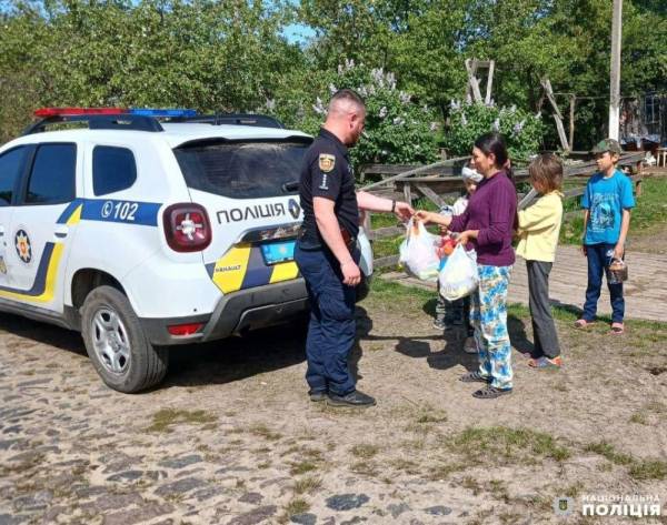 На Рокитнівщині поліцейські із гостинцями відвідали більше 40 сімей - INFBusiness