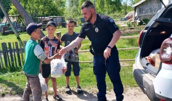 На Рокитнівщині поліцейські із гостинцями відвідали більше 40 сімей - INFBusiness