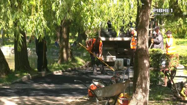 У Рівному на Лебединці комунальники міняють асфальт (ВІДЕО) - INFBusiness