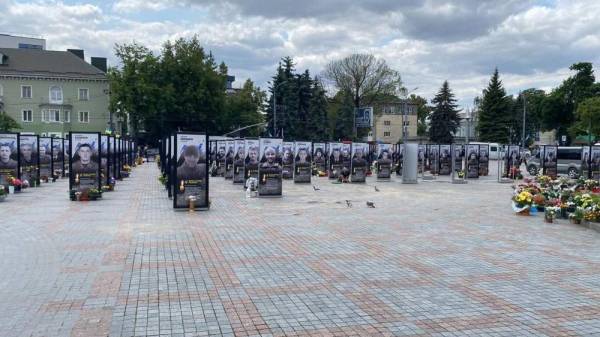 У Рівному встановили нові конструкції із портретами загиблих воїнів - INFBusiness