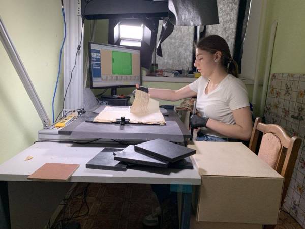 Щороку до Державного архіву Рівненської області звертається 2-3 тисячі заявників. Це дослідники та звичайні громадяни, які цікавляться своїм родоводом. Є й іноземці. На Рівненщині оцифрували майже мільйон архівних документів - INFBusiness