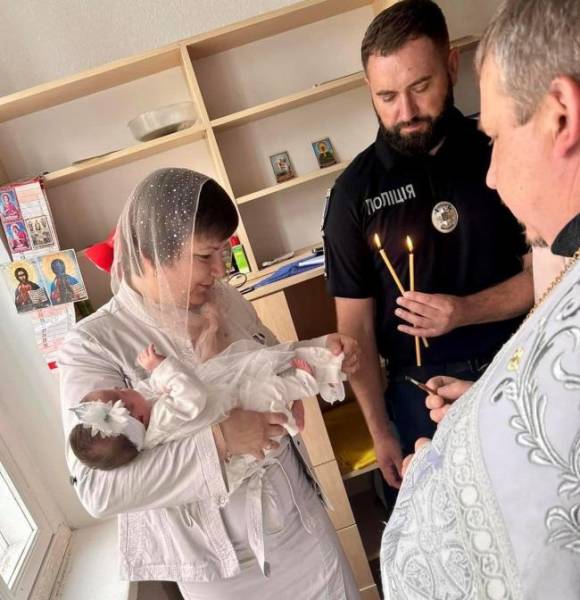 Керівники громади стали хрещеними дитини, яку народила переселенка на Рівненщині - INFBusiness