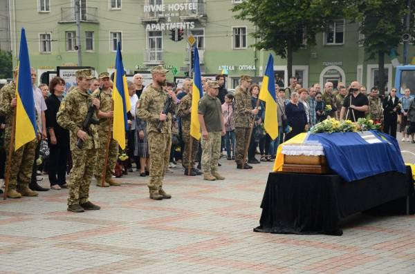 Назавжди в строю: У Рівному попрощалися з Героєм Андрієм Токарчуком (ВІДЕО) - INFBusiness