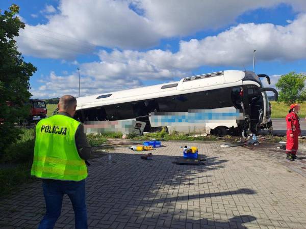 Сьогодні, 20 червня, близько сьомої години ранку в місті Закреть Красниставського району (Польща) сталася аварія рейсового автобуса, в якому їхали українці. Внаслідок аварії семеро людей були доставлені до лікарні. На щастя, їхньому життю та здоров'ю нічого не загрожує. Про це повідомляють в Люблінській поліції. ДТП з постраждалими: у Польщі автобус з українцями злетів у кювет - INFBusiness
