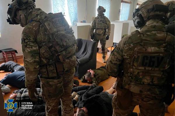 Наркобізнес на Рівненщині: правоохоронці викрили експрацівника виправної колонії та двох в’язнів - INFBusiness