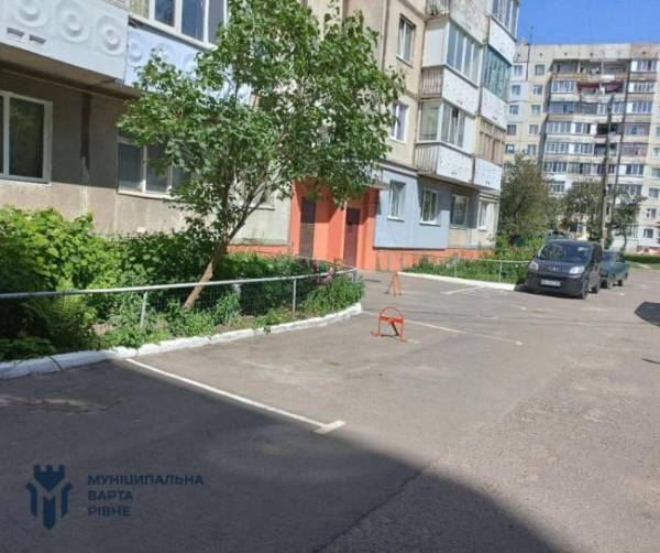 Біля багатоповерхівки у Рівному демонтували паркувальні обмежувачі на прохання сусідів - INFBusiness