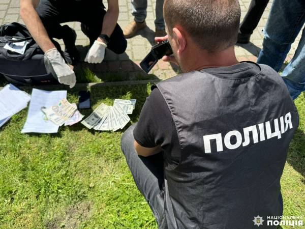 Отримав хабар двома траншами: На Рівненщині поліцейські затримали посадовця - INFBusiness