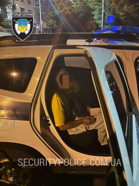 У Рівному поліцейські допомогли чоловіку на кріслі колісному повернутися додому - INFBusiness
