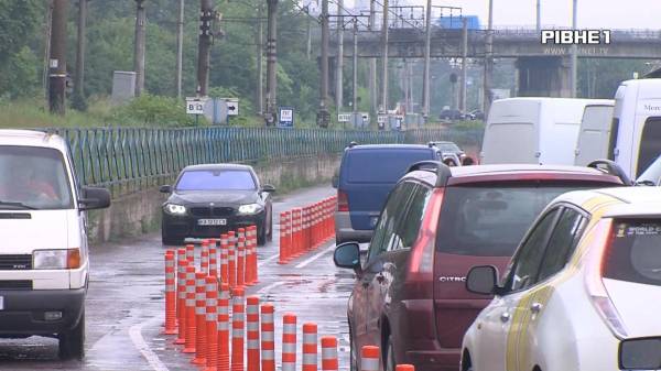 У Рівному біля "Дикого" зробили проїзд: що думають водії? (ВІДЕО) - INFBusiness