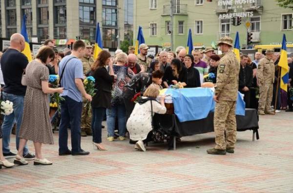 У Рівному в останню дорогу провели двох військових - INFBusiness