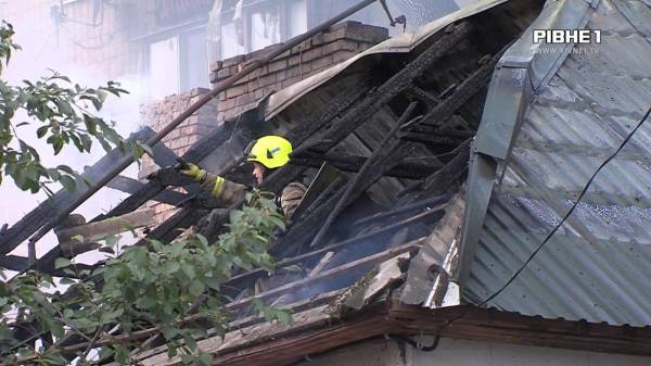 Масштабна пожежа: у Рівному загорівся приватний будинок (ВІДЕО) - INFBusiness