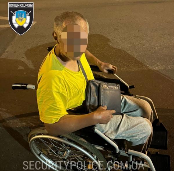 У Рівному поліцейські допомогли чоловіку на кріслі колісному повернутися додому - INFBusiness