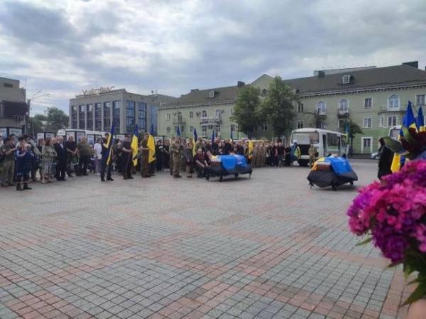 У Рівному в останню дорогу провели двох військових - INFBusiness