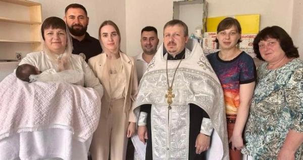 Керівники громади стали хрещеними дитини, яку народила переселенка на Рівненщині - INFBusiness