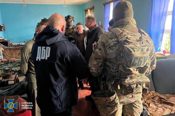 Наркобізнес на Рівненщині: правоохоронці викрили експрацівника виправної колонії та двох в’язнів - INFBusiness