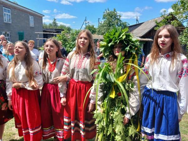 На Рівненщині провели обряд, щоб накликати багатий врожай. Про це інформують в Рівненській обласній раді. На Рівненщині провели традиційний обряд Водіння Куста - INFBusiness