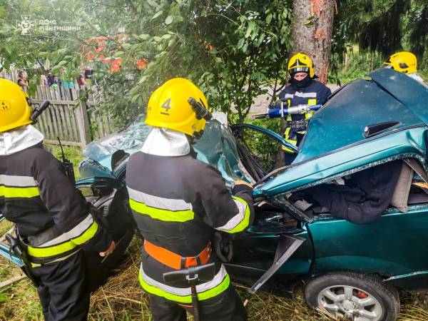 Автомобіль зіткнувся з деревом: у Рівненському районі сталася смертельна ДТП - INFBusiness