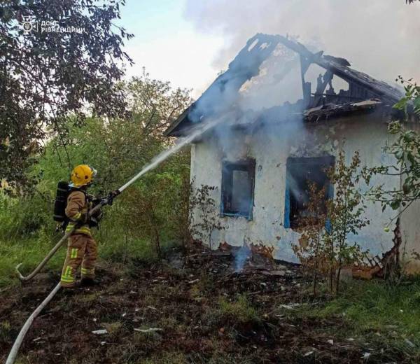 На Сарненщині вщент згорів будинок (ФОТО) - INFBusiness