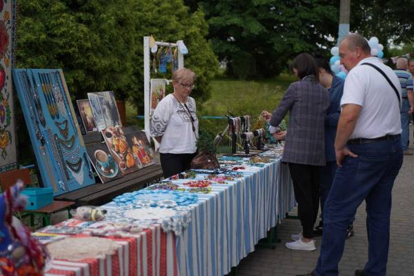 На благодійному ярмарку у Клеванській санаторній школі зібрали понад 33 тисячі для ЗСУ - INFBusiness