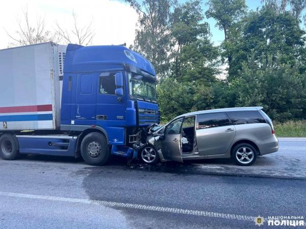 Водій легковика у лікарні: у поліції повідомили деталі ДТП на трасі «Київ-Чоп» - INFBusiness