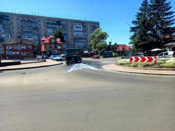 У Костополі поливають дороги - INFBusiness