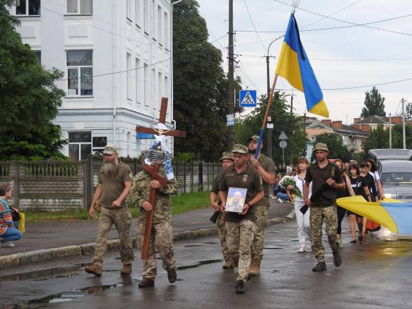 З почестями та живим коридором Здолбунівська громада провела загиблого героя Олега Олійнічука - INFBusiness