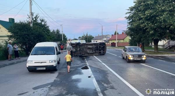 У Здолбунові легковик в'їхав у бус: травмувалася пасажирка мікроавтобуса - INFBusiness