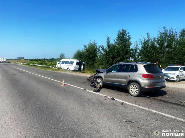 Будьте уважні за кермом: у ДТП за участю кросовера та маршрутки травмувались двоє осіб - INFBusiness