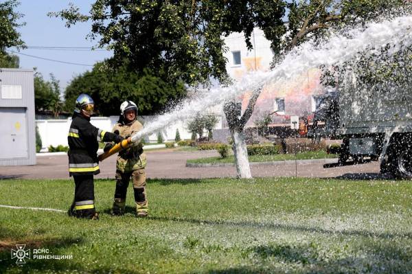 Рівненські рятувальники ознайомилися з тактико-технічними характеристиками контейнера для пінного гасіння пожеж - INFBusiness