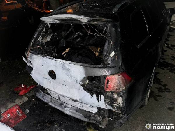 До поліції сьогодні, дев’ятого липня о 01:51 надійшло повідомлення від рятувальників, що на вулиці Шухевича горять автомобілі. Підпал авто у Рівному: поліцейські встановлюють причетних осіб - INFBusiness