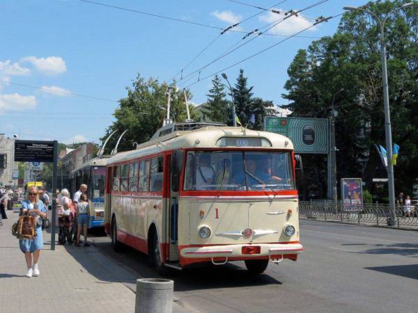 Вулицями Рівного проїхався ретро-тролейбус - INFBusiness