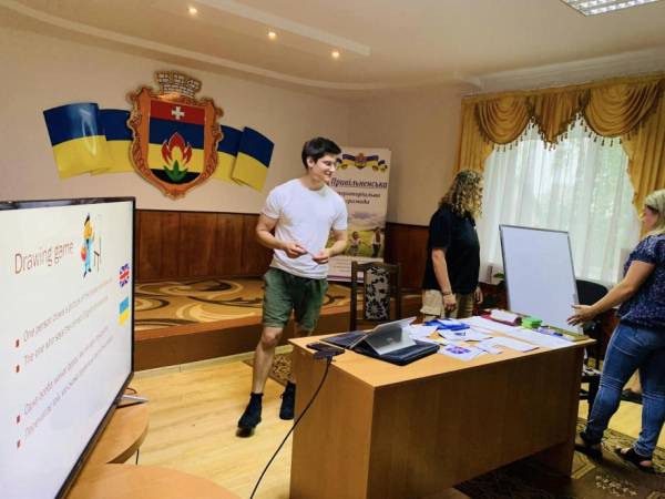 У громаді на Рівненщині волонтери з Австрії та Нової Зеландії безкоштовно навчають англійської - INFBusiness