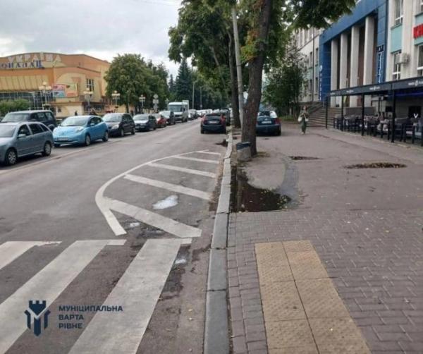 Біля центрального перехрестя Рівного можна паркуватися, але є виняток - INFBusiness