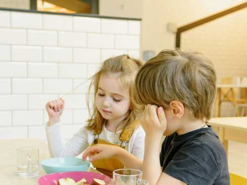Які 5 помилок в харчуванні дитини шкодять її здоров'ю: думка дієтологів - INFBusiness