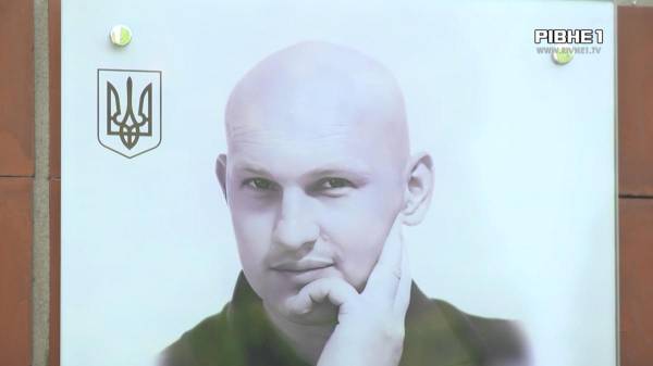 Загинув рятуючи побратима: на фасаді 17 гімназії Рівного відкрили меморіальну дошку загиблому Герою Роману Корнійчуку (ВІДЕО) - INFBusiness