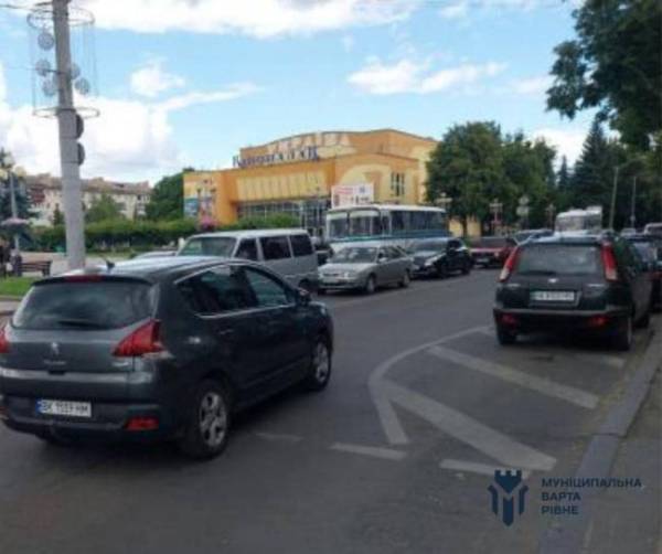 Біля центрального перехрестя Рівного можна паркуватися, але є виняток - INFBusiness
