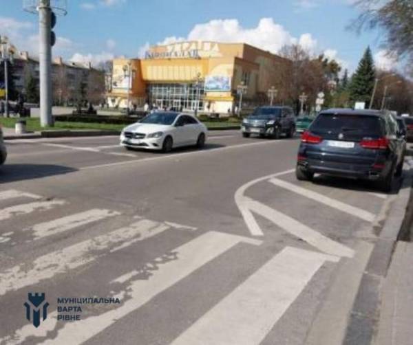 Біля центрального перехрестя Рівного можна паркуватися, але є виняток - INFBusiness