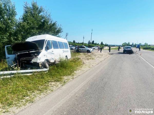 Будьте уважні за кермом: у ДТП за участю кросовера та маршрутки травмувались двоє осіб - INFBusiness